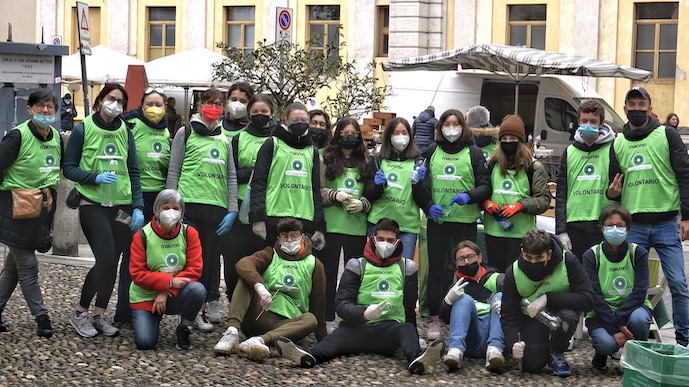 Novara Green e studenti dell'Iti Omar: raccolti 5.000 mozziconi di sigaretta in centro città