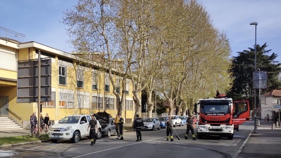 Novara, auto in fiamme alla Madonna Pellegrina