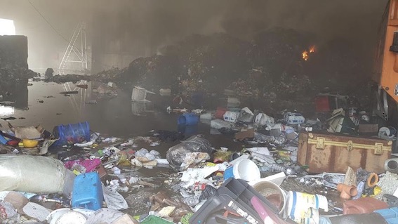 Novara, incendio in un capannone del Consorzio Area Vasta Basso Novarese