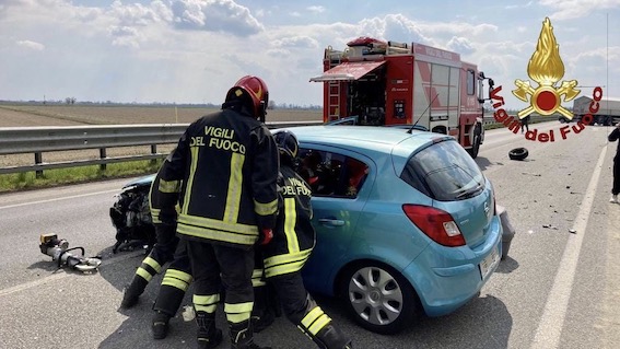 Incidente a Cameriano fra auto e camion: ferite una donna e una bimba di pochi mesi. Foto