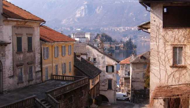 "Arte a cielo aperto": arriva a Orta la mostra degli artisti locali