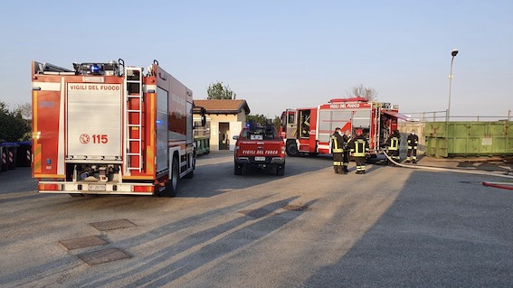 Momo, incendio al centro di conferimento rifiuti