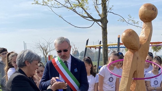 Oleggio: una scultura ricorda Crystal, la bambina scomparsa nel crollo del ponte Morandi