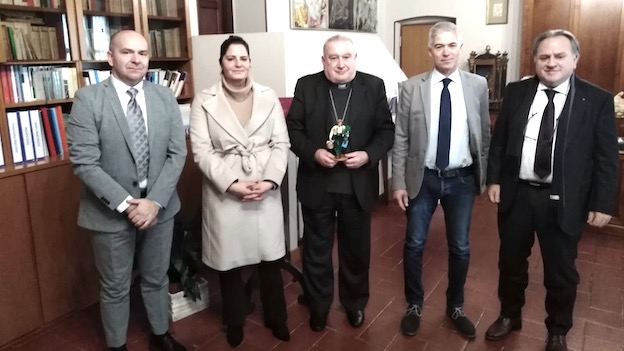 Coldiretti e Confartigianato, consegnata la statuina del presepe al Vescovo 