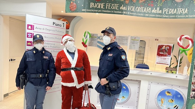 Novara, il Babbo Natale della Polizia alla Pediatria dell'ospedale Maggiore