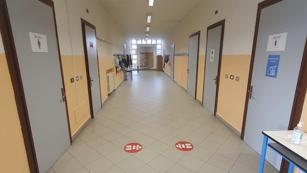 Momo, volontari hanno tinteggiato la scuola primaria