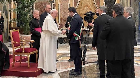 Novara, il sindaco Canelli all'udienza del Papa con colleghi dell'Anci