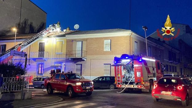 Novara, fiamme ad un camino: intervento dei vigili del fuoco