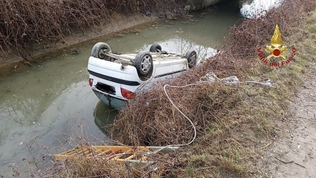 Incidente mortale al Torrion Quartara, auto recuperata dai vigili del fuoco. Foto