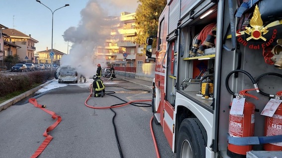 Novara, in fiamme auto alimentata a Gpl