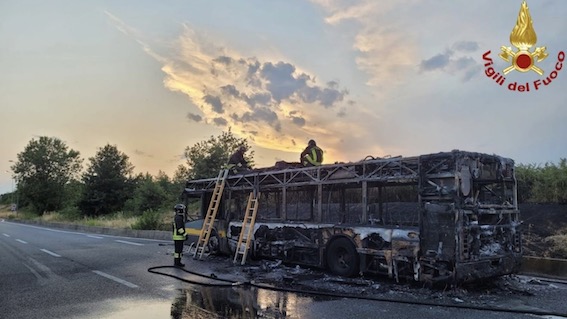 Novara, bus distrutto dalle fiamme in tangenziale. Foto