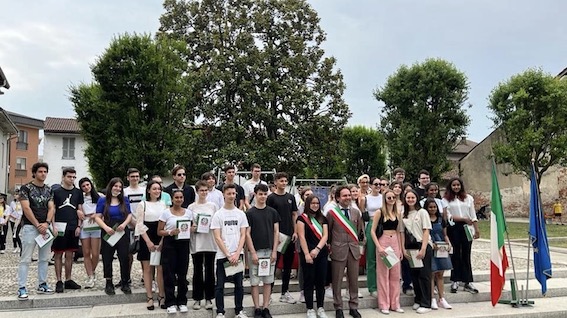  Cameri, consegnata Costituzione e tricolore ai diciottenni e borse di studio agli studenti