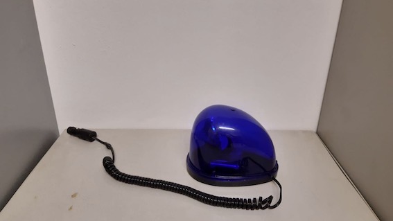 In auto con un lampeggiante abusivo: denunciato dalla polizia