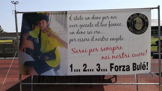 Bellinzago, in tanti per l'ultimo saluto a Leo