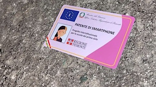 Novara, consegnati i patentini per gli smartphone