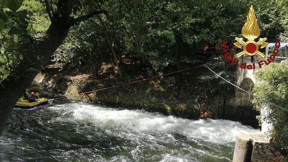Addestramento dei vigili del fuoco su tecniche fluviali a Galliate