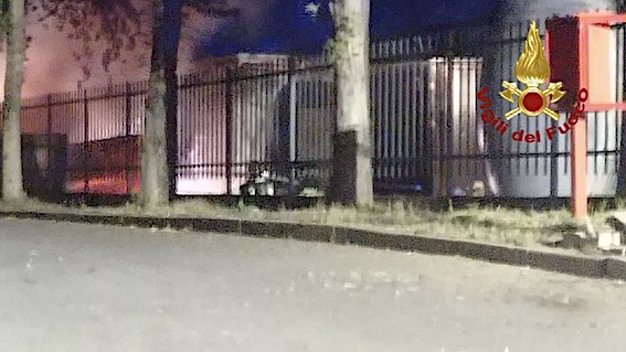 Caltignaga, container in fiamme