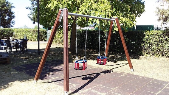 Cameri, sistemati i giochi al parchetto in zona impianti sportivi