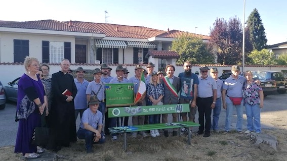 Cameri, inaugurata panchina riqualificata dagli Alpini