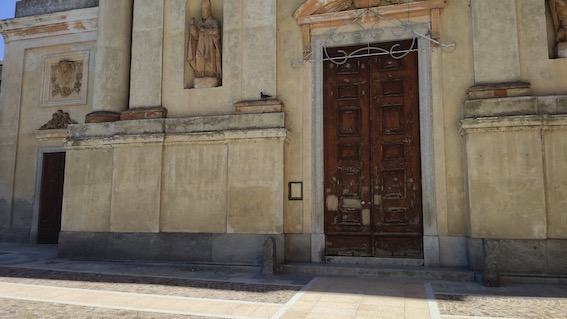 Casalvolone, FCN a fianco della parrocchia per il restauro del portone della Chiesa di San Pietro Apostolo