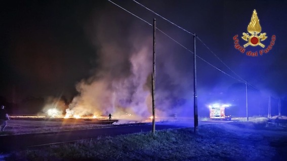 Bellinzago, incendio di sterpaglie 