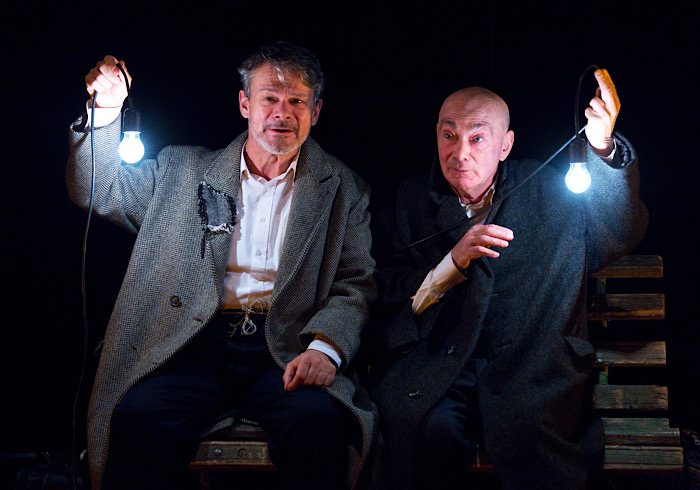 La coppia di clochard surreali di Franco Scaldati in scena al Faraggiana di Novara