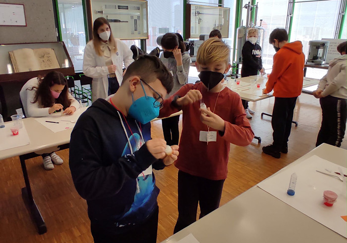 Grazie a “ChimicAmica” otto scuole primarie di Novara “toccano con mano” la scienza