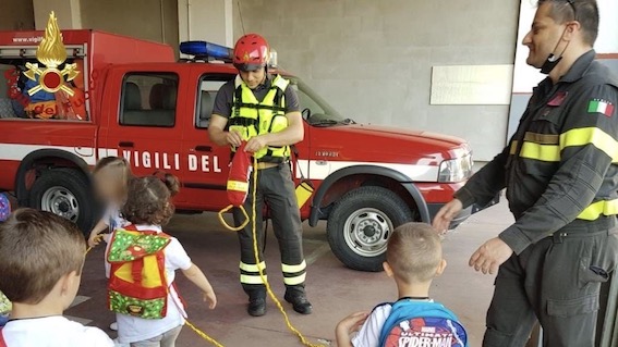 Bimbi in visita al Comando dei vigili del fuoco