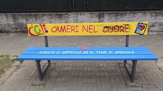 Cameri, imbrattata panchina da poco riqualificata  e inaugurata