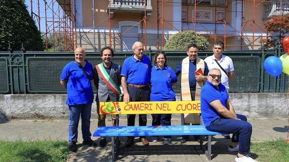 Cameri, riqualificata una nuova panchina dall'Associazione Cameri nel Cuore