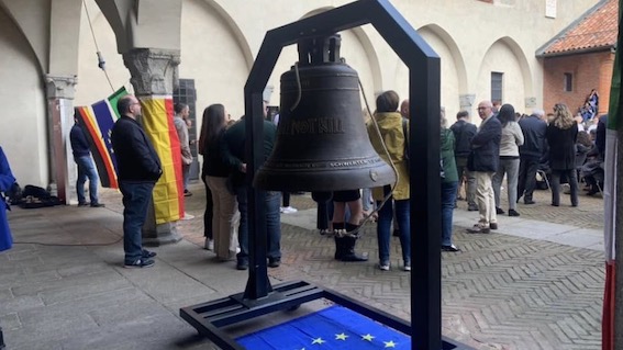Novara, cerimonia per la benedizione della campana della pace