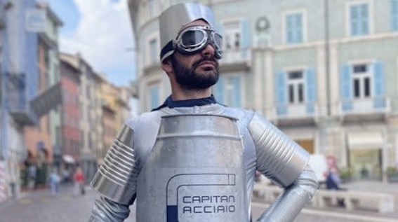 Novara, arriva Capitan Acciaio per insegnare l'importanza della raccolta differenziata