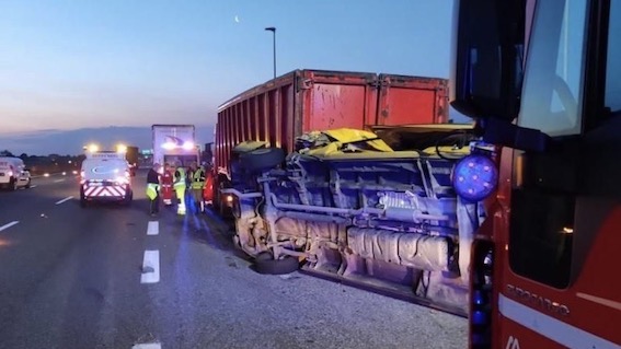A4, scontro autoarticolato-furgone a Biandrate