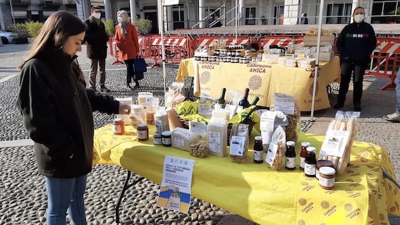 Campagna Amica: raccolto cibo per civili e profughi nei mercati di Trecate e Novara