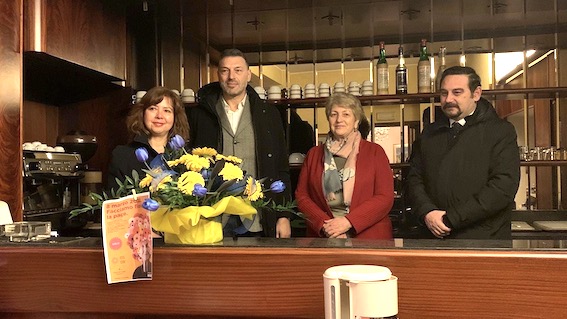 Novara, omaggio floreale alle donne ucraine ospiti dell'albergo in centro città