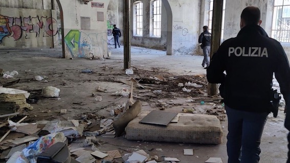 Novara, sgombero all'ex Olcese e Quinto Magazzino. Espulso uno straniero. Foto