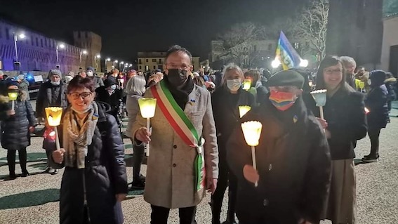 Galliate, circa un migliaio di persone alla fiaccolata per la pace