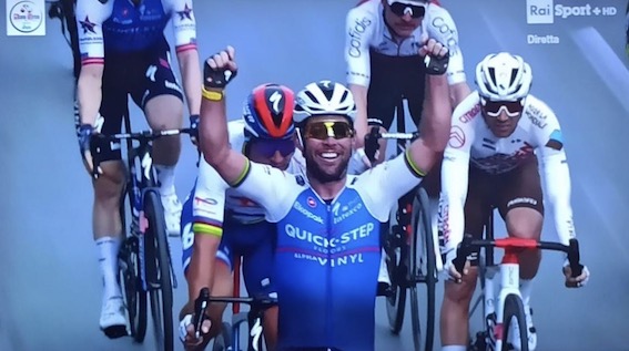 Le superstars del ciclismo passano da Novara: il baronetto Cavendish vince la Milano Torino