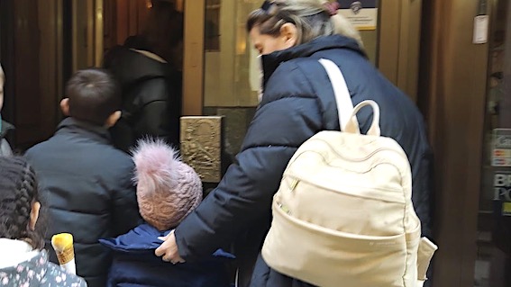 Novara, altri arrivi all'albergo riaperto per ospitare i profughi ucraini