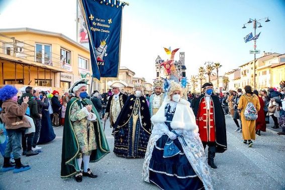 Re Biscottino e la Regina Cunetta per la prima volta al Carnevale di Viareggio