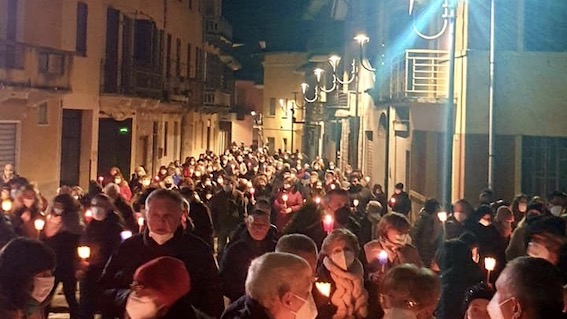 Romentino, in tanti alla fiaccolata per l'Ucraina