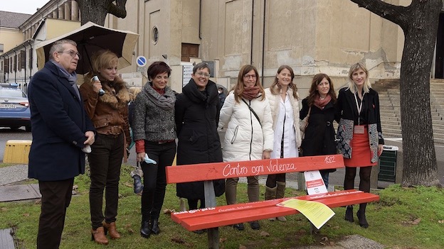 AOU, panchina rossa e installazione contro la violenza sulle donne