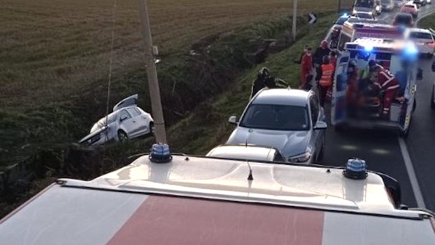 Cameriano, auto esce di strada e finisce in un fosso