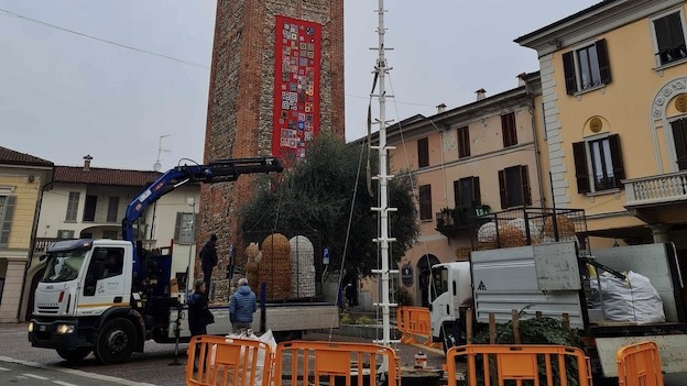 Oleggio, in allestimento albero di Natale e luminarie: limitate, ma ci saranno