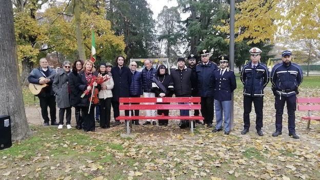 Trecate, inaugurata la panchina rossa