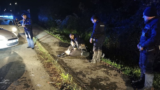 Ubriaco cade in un fossato: salvato dalla polizia locale