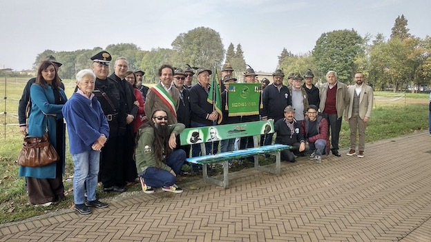 Cameri, inaugurata nuova panchina in viale degli Alpini
