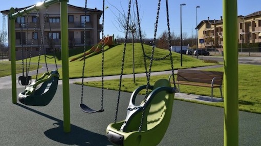 Trecate: nuovi giochi, anche inclusivi, per i parchi cittadini