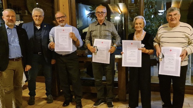 Cri Oleggio, consegnati premi, croci di anzianità di servizio e  benemerenze ai volontari