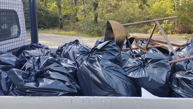 Trecate, ripulita dai rifiuti l'area del Parco del Ticino